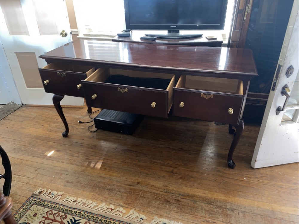 Very Nice LINK-TAYLOR Heirloom Solid Mahogany Queen Anne Buffet