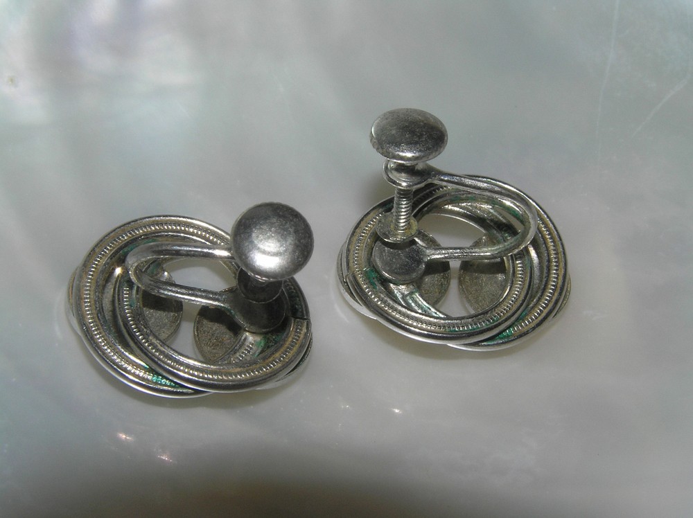 Vintage Interlocking Open Circles w Two Shiny Solid Silvertone Disks Screwback
