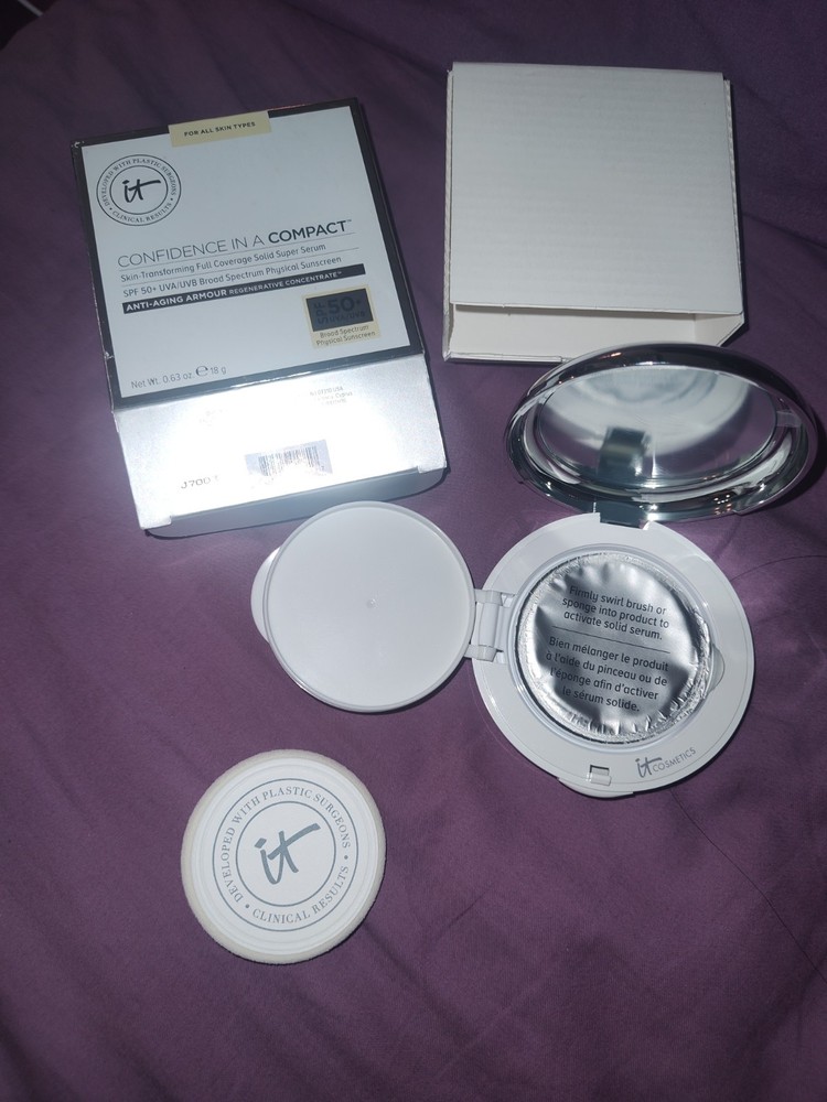 It Confidence In A Compact Shade Medium Tan DISCONTINUED