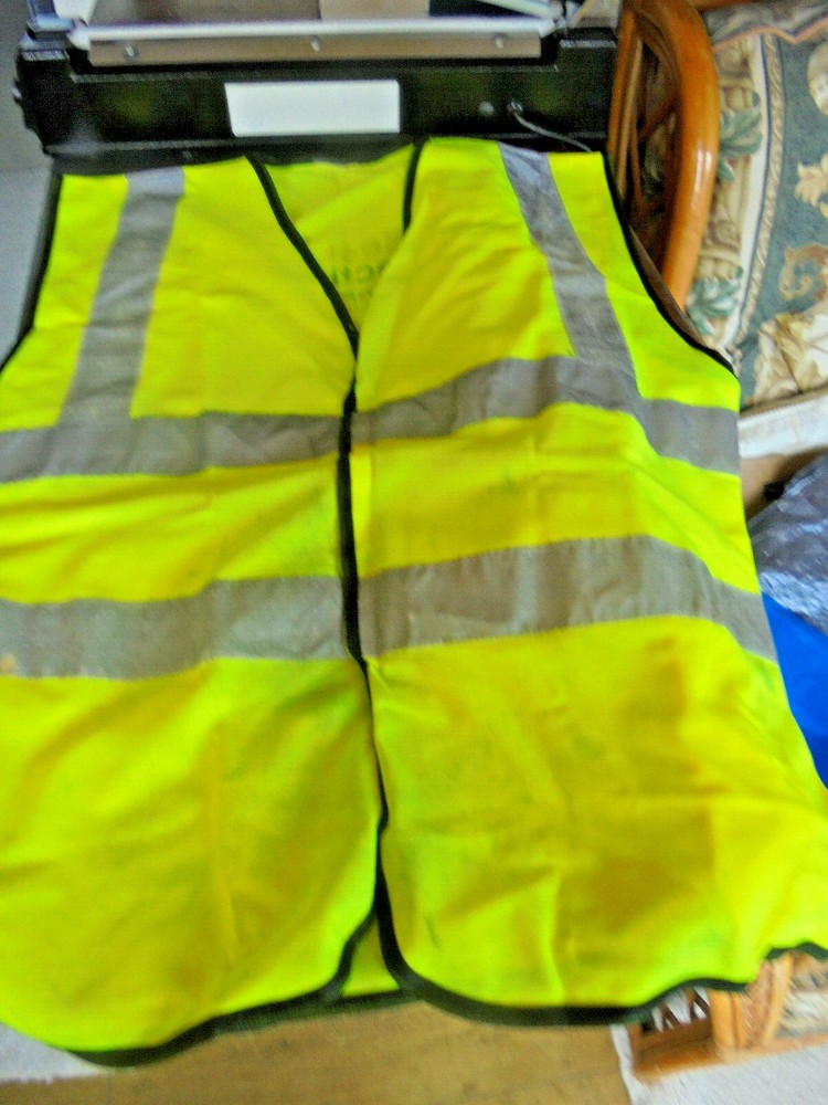EMERGENCY WARNING TRIANGLE WITH A CASE,PLUS A HIGH VISIBILITY VEST