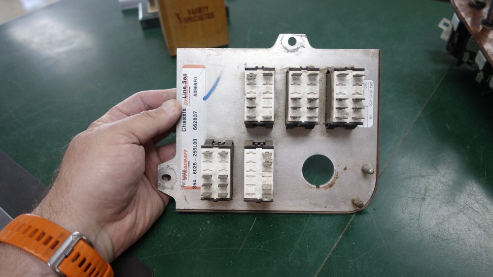 Peterbilt Dash Switch Panel S64-6025-255L00 with Five Switches