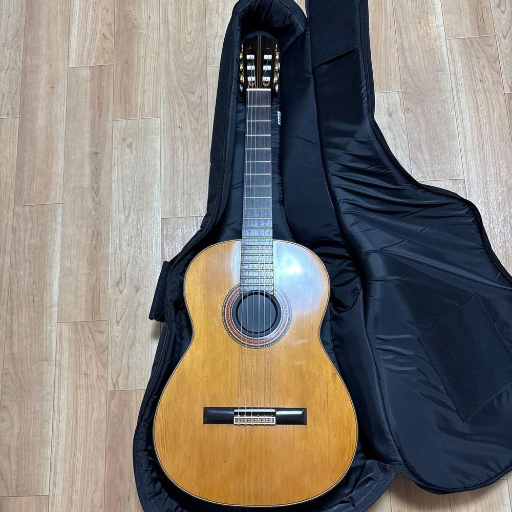 Kodaira AST-60 Classical Guitar With Accessories, 90s Condition