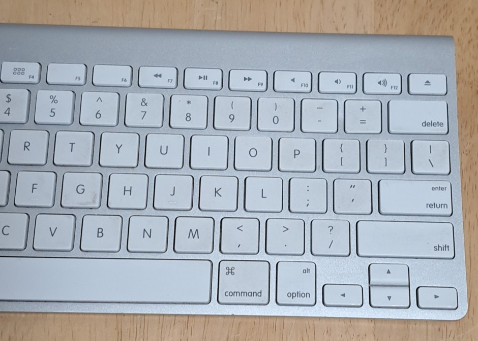 Apple A1314 Wireless/Bluetooth Keyboard Silver