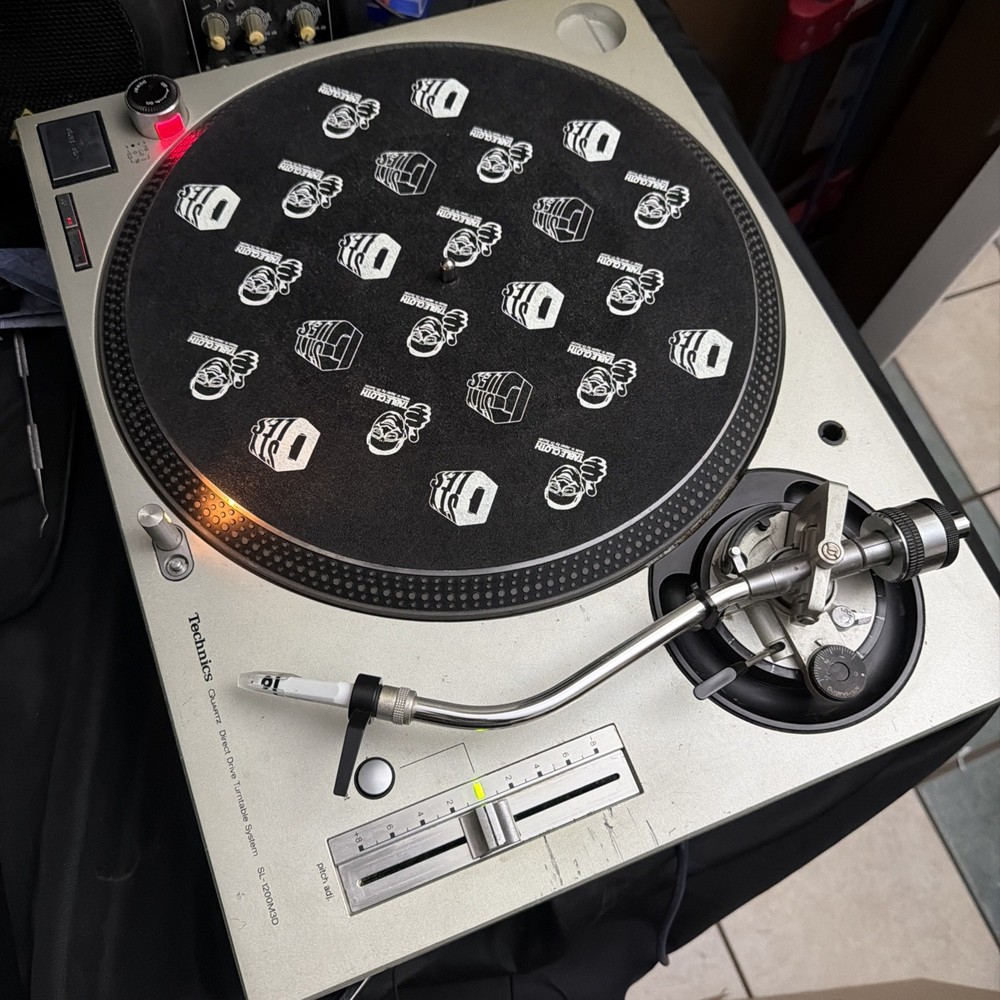 Technics Quartz Direct Drive Turntable SL-1200M3D- w/ slipmat and Shure Needle