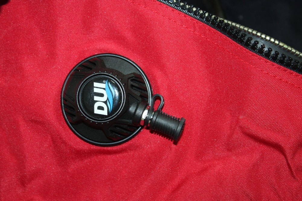 NICE DUI (DIVERS UNLIMITED INTERNATIONAL) DRYSUIT - CF 200X MEDIUM