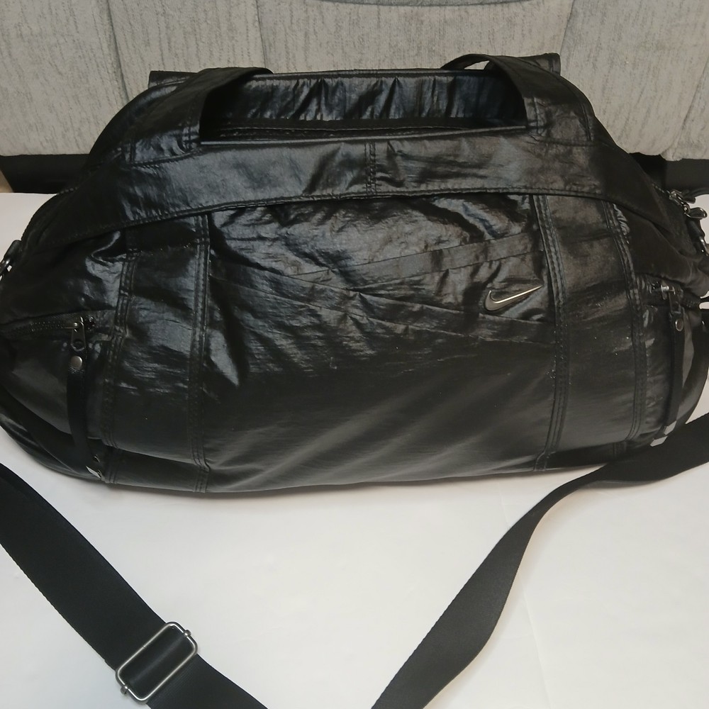Nike Black Victory Gym Duffle Bag  Excellent Condition