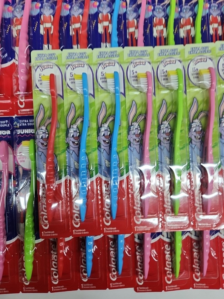 LOT 48 Colgate Extra Soft Extra Souple Toothbrush for JUNIOR 5+