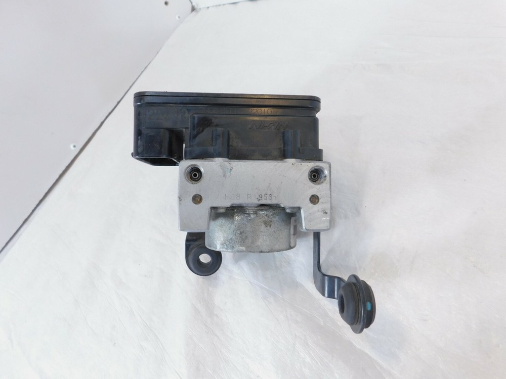 2011-2015 Triumph Tiger 800 Wet ABS Brake Pump Modulator Module & Bracket Mount