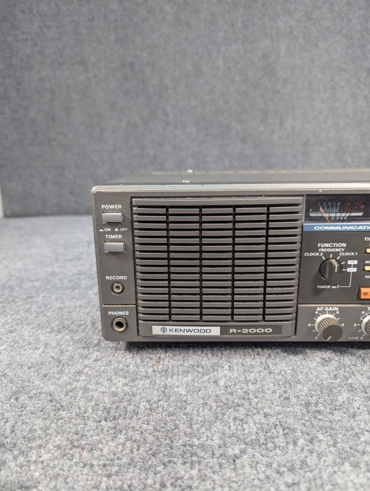 Excellent KENWOOD R-2000 COMMUNICATIONS RECEIVER POWERS ON