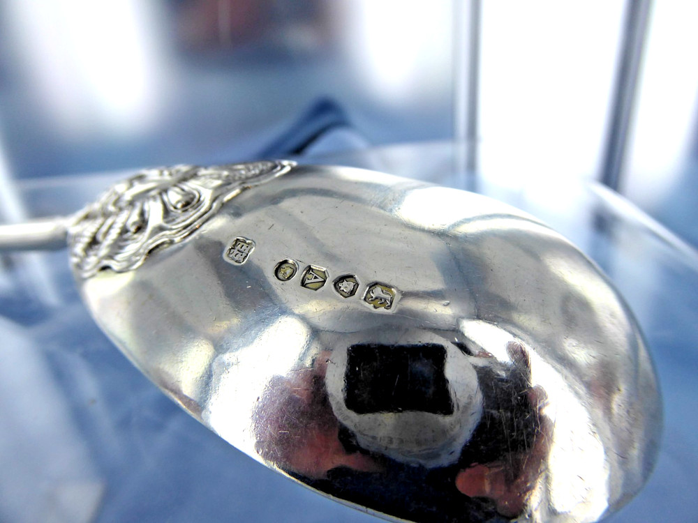 AN ANTIQUE STERLING SILVER FOX HUNT PATTERN SERVING SPOON LONDON 1876.