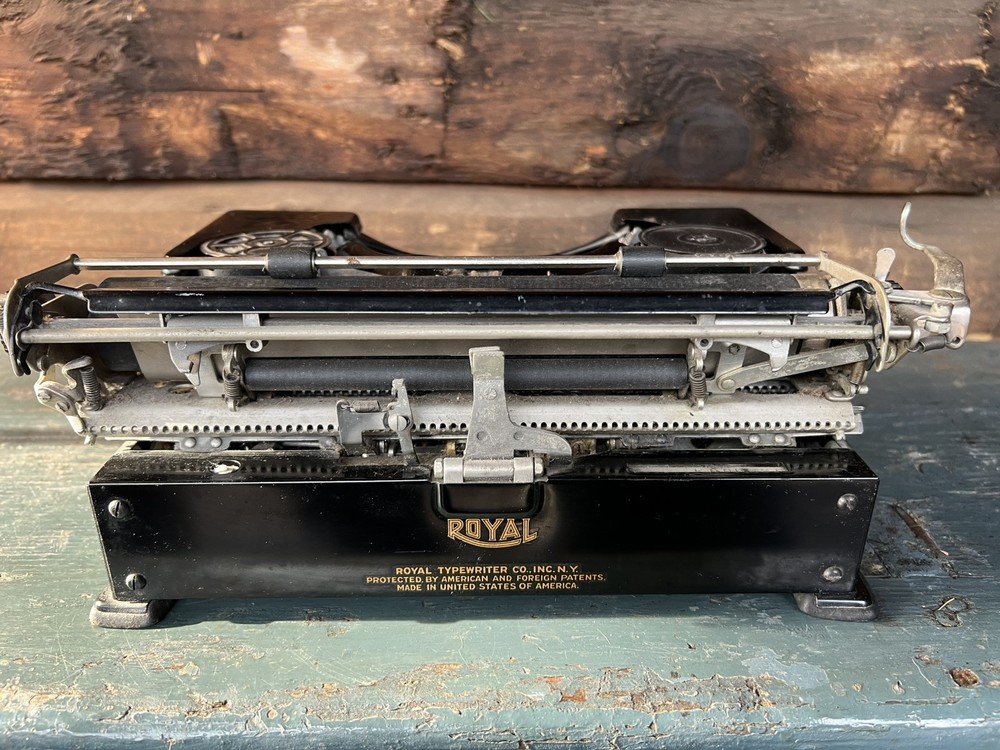 ANTIQUE 1930’s ROYAL TYPEWRITER