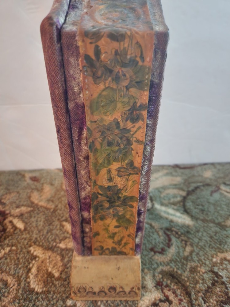 Vintage Celluloid/Felt Vanity Box With Accessories!