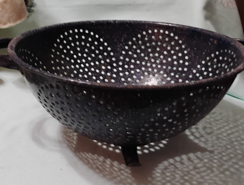 Vintage Black Speckled Enamelware Footed 7 Circle Pattern Colander Strainer MCM