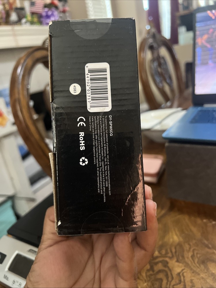 Universal amplified stereo speaker