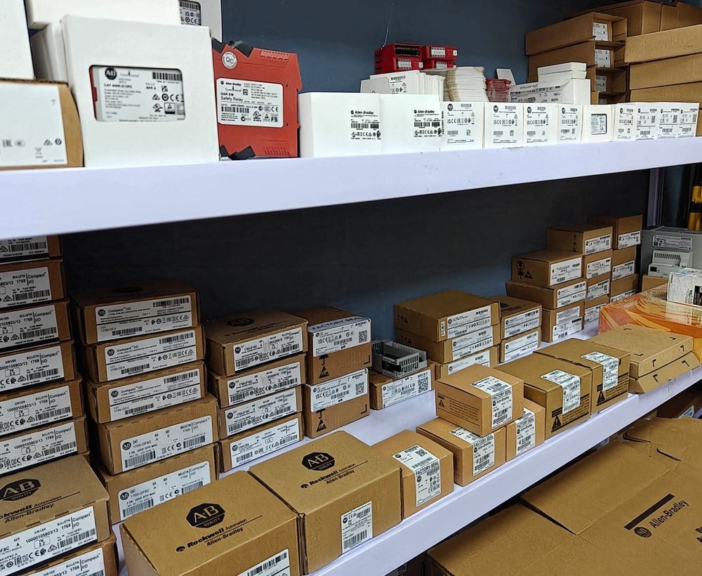 Sealed AB 1762-L40AWA MicroLogix 1200 40 Point Controller