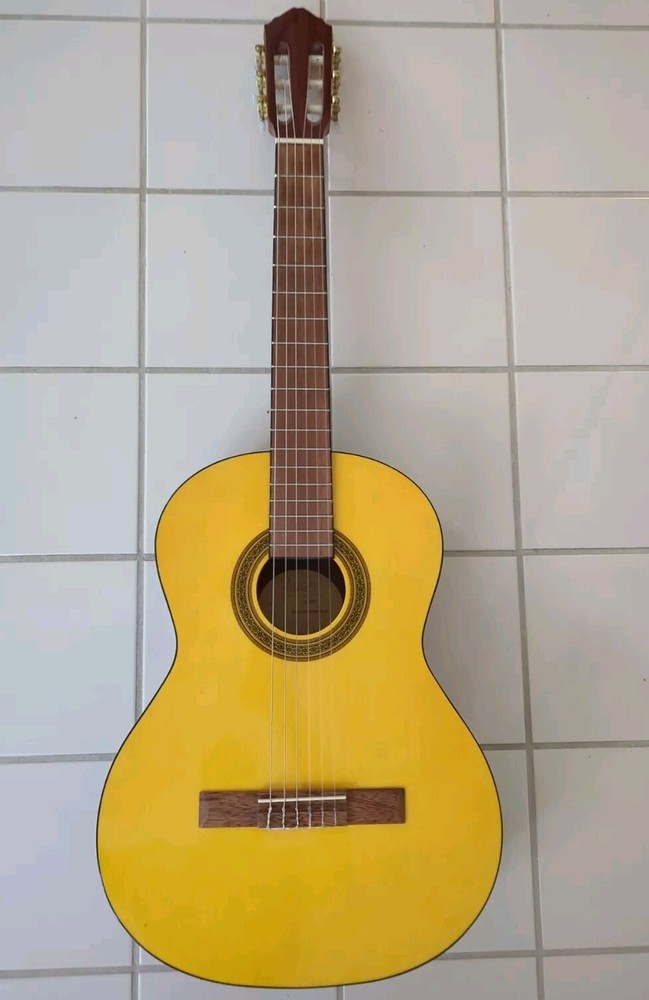 Lucero LC100 Classical Guitar Natural