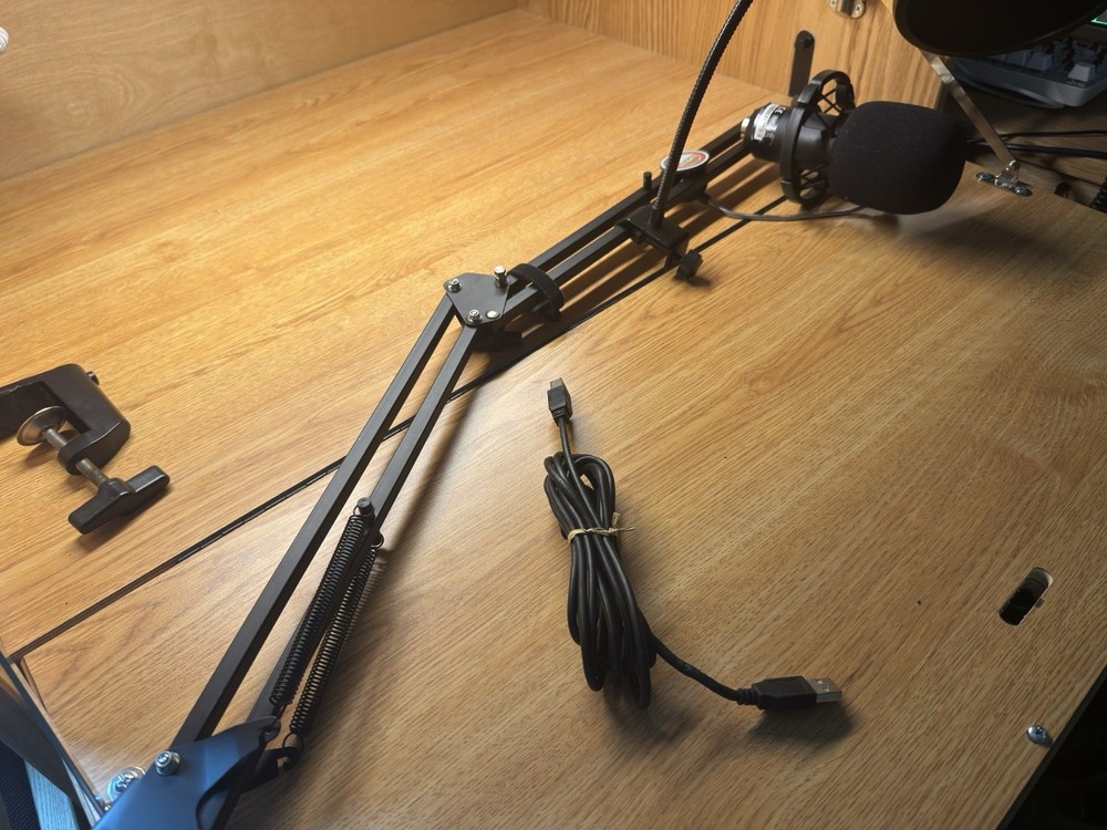 USB Microphone Kit Black Freestanding Adjustable Stand Pop Filter Mounting Plate
