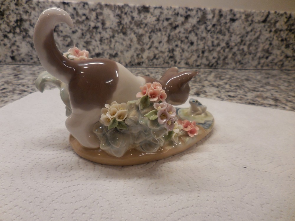 LLARDO KITTY CONFRONTATION PLAYFUL CAT WITH FROG NO BOX