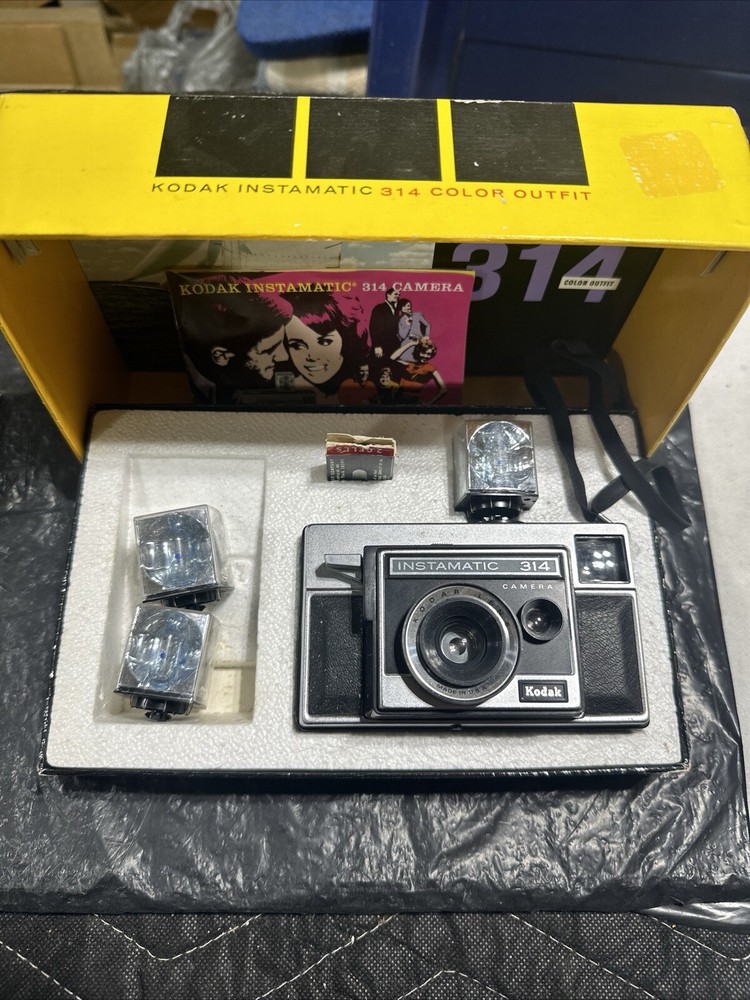 Several Vintage Cameras And Flash Bulbs, Read Full Description