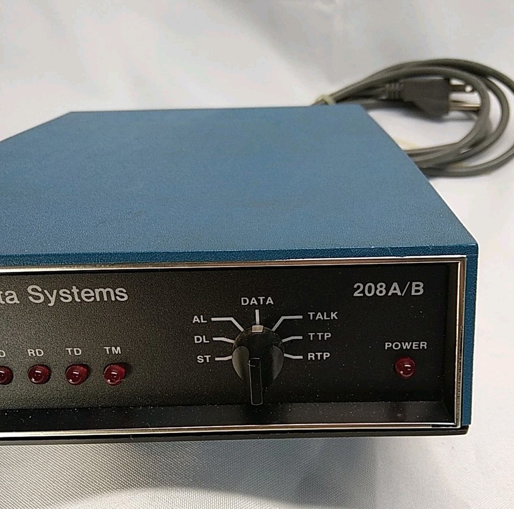 Vintage MOTOROLA 208 A/B MB UDS UNIVERSAL DATA SYSTEMS Powers On