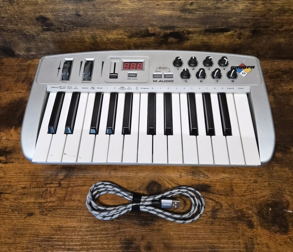 Midiman Oxygen 8 MIDI 25-Key M-Audio Mobile Two Octave Keyboard USB Controller