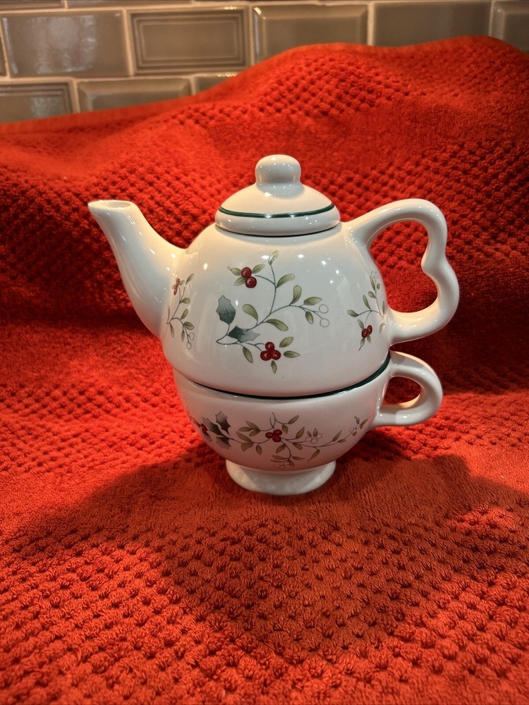 Pfaltzgraff Winterberry Tea For One Pot & Cup Set