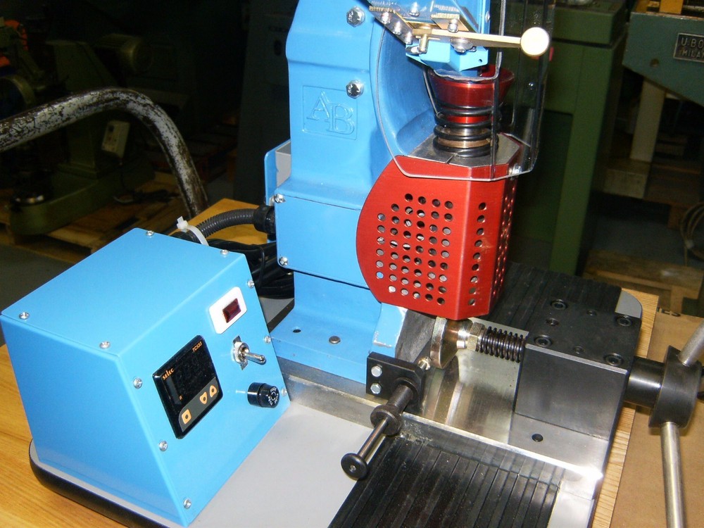 AB-100 PLASTIC INJECTOR INJECTION MOLDING MACHINE, 6 GRAM SHOT
