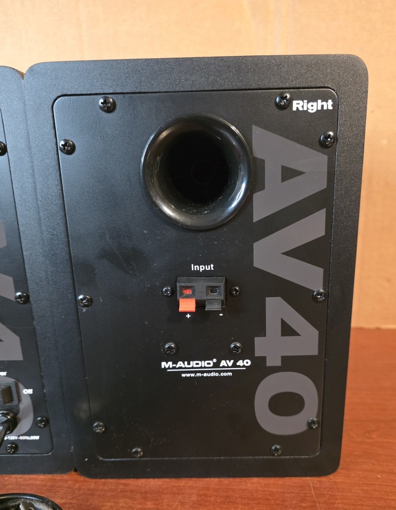 M-AUDIO AV 40 TESTED & WORKING