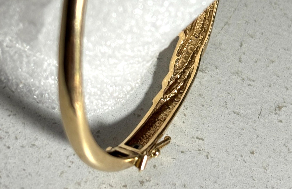 Stunning 14k Gold bangle 19 grams bracelet/with clasp