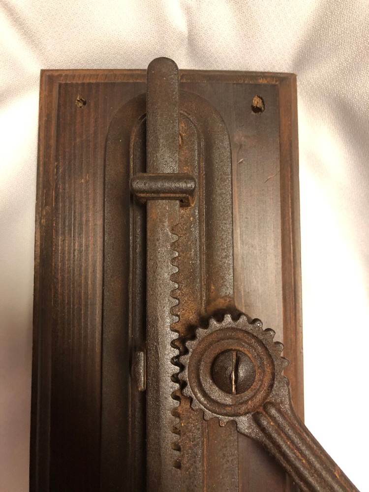 Mechanical Ratchet Cast Iron Wall Mount Corkscrew ~ WN49