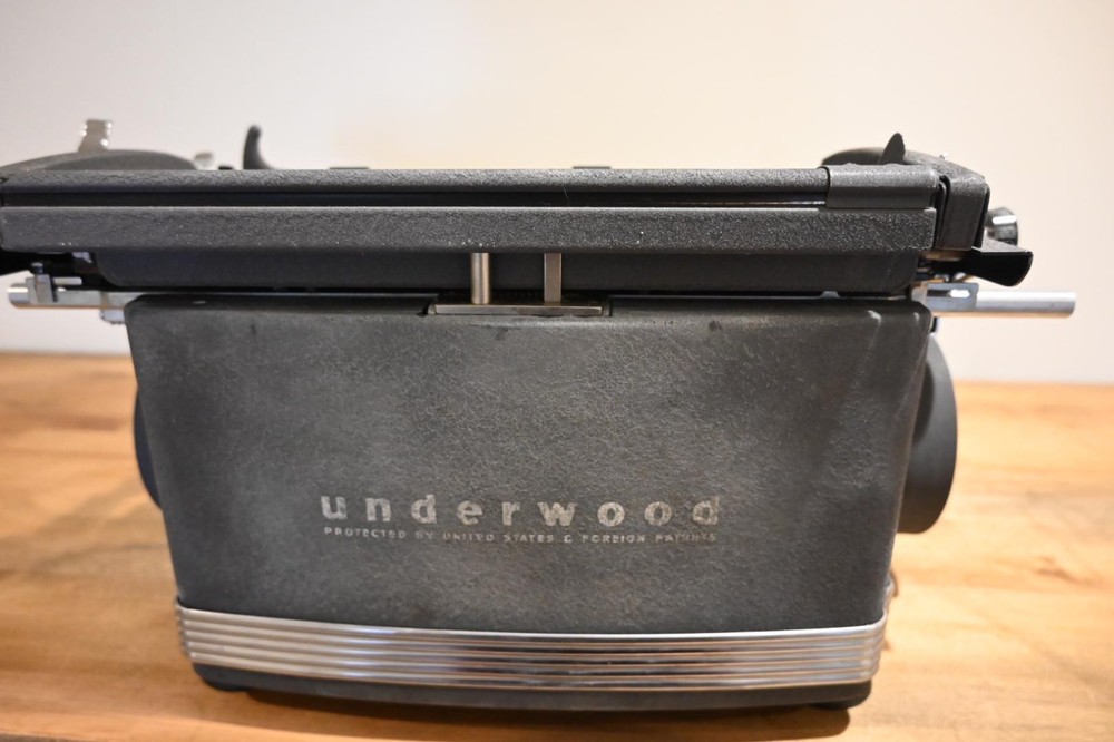 Underwood Typewriter – Rare Cleaned Italic Display Typeface