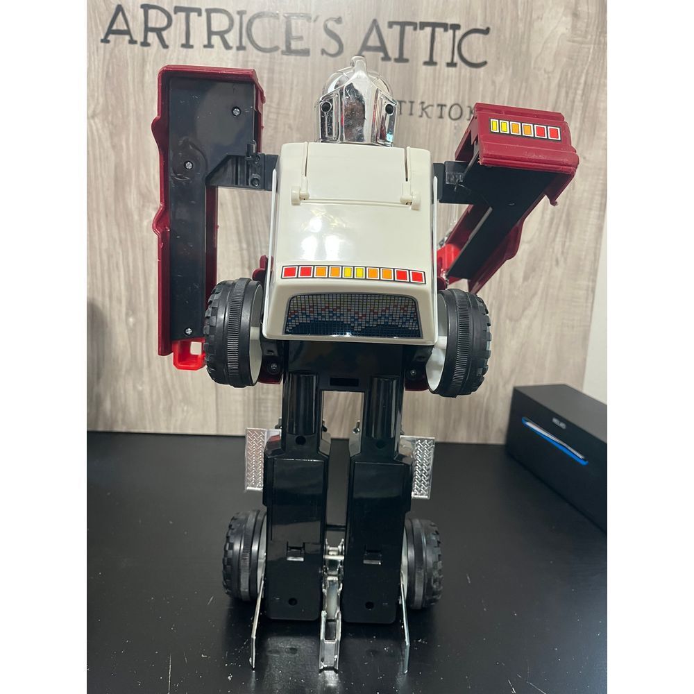 1987 Space Defender Battery Operated 1/14 Scale Variable Model Transformer Robot