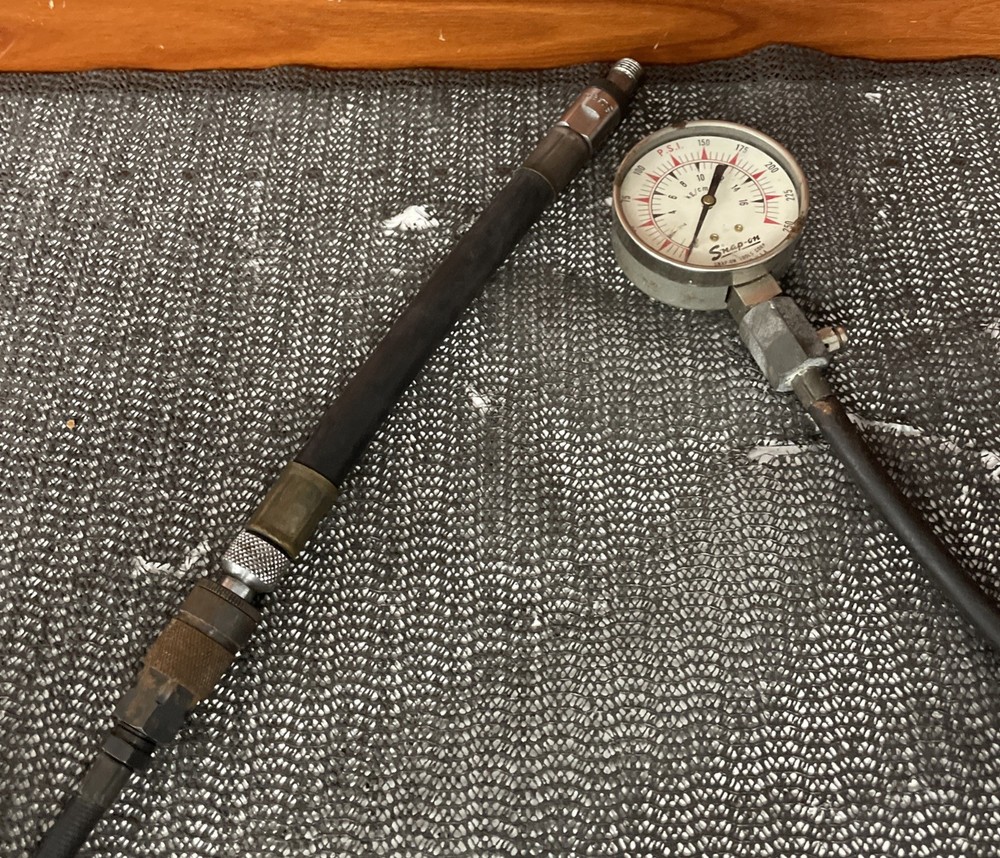 VINTAGE SNAP ON TOOLS COMPRESSION GAUGE TEST SET KIT 250PSI & METAL CASE