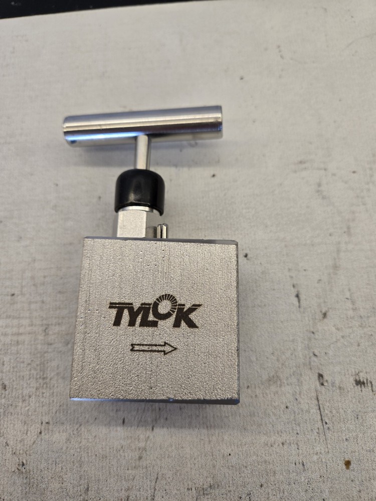 Tylok Needle Valve SS-8-6FF-8-A