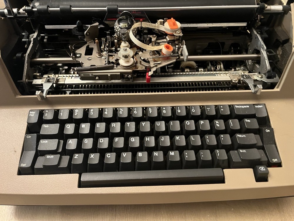 IBM Correcting Selectric III Typewriter turns on (FOR PARTS)