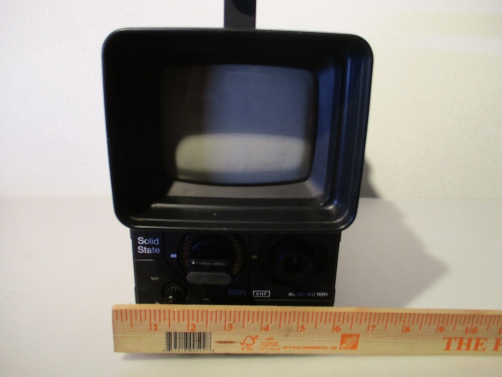 Vintage Panasonic Solid State Portable TV TR-555 1978