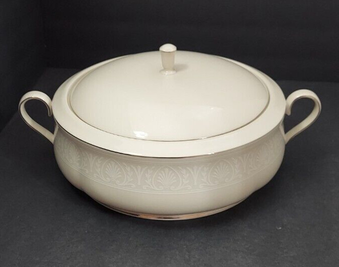Lenox Courtyard Platinum Round Covered Vegetable
