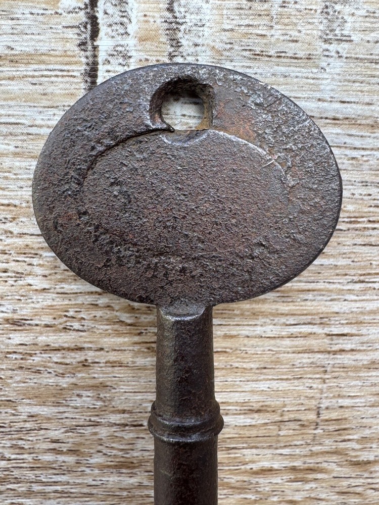 ANTIQUE METAL KEY LARGE
