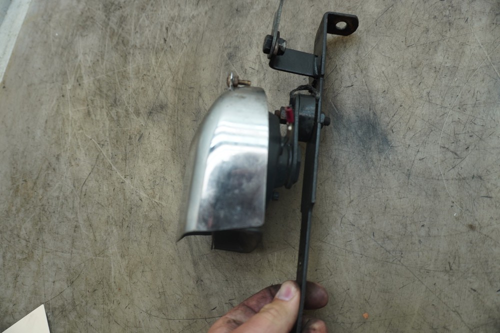 85 HARLEY DAVIDSON TOURGLIDE CHROME HORN AND BRACKET E-140