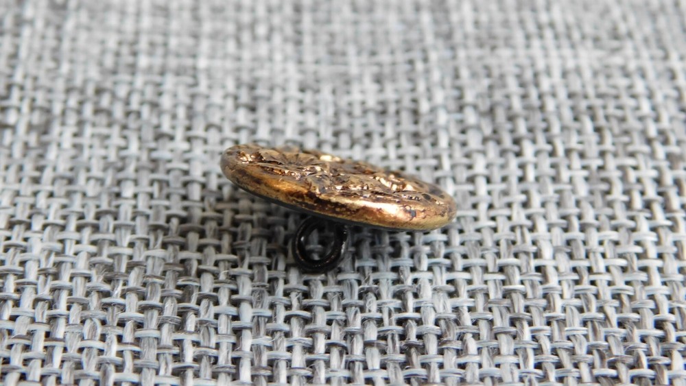 Antique Vtg Button Lizard on Branch Aprx: 5/8" #018-X