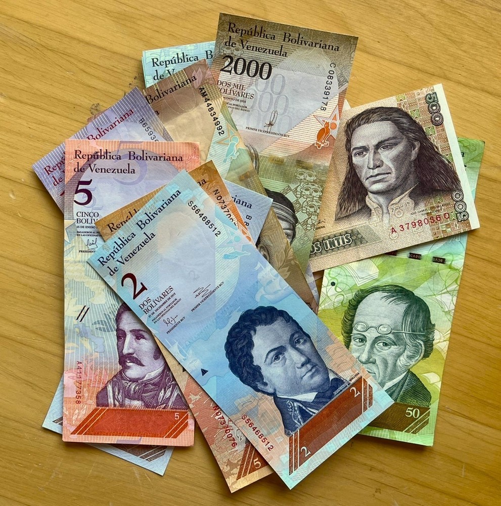 15 Banknotes Notes, South America, Mostly Uncirculated Lot E16a Bundle