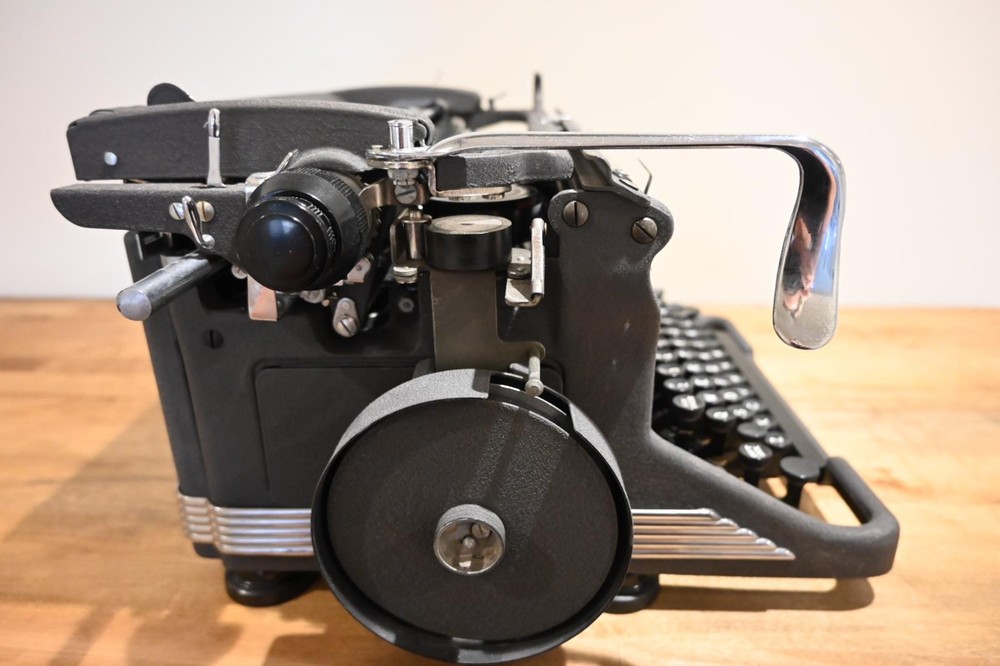 Underwood Typewriter – Rare Cleaned Italic Display Typeface