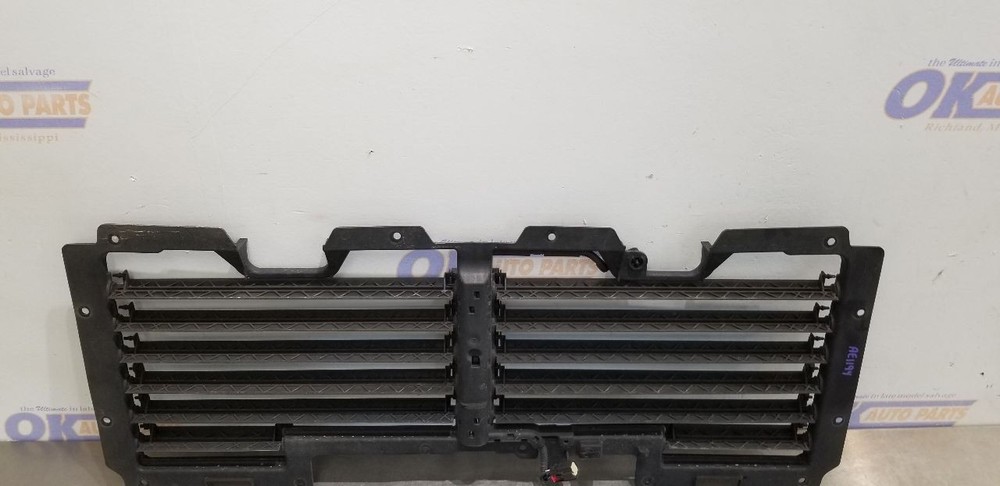 17 GMC YUKON AIR SHUTTER 5.3L