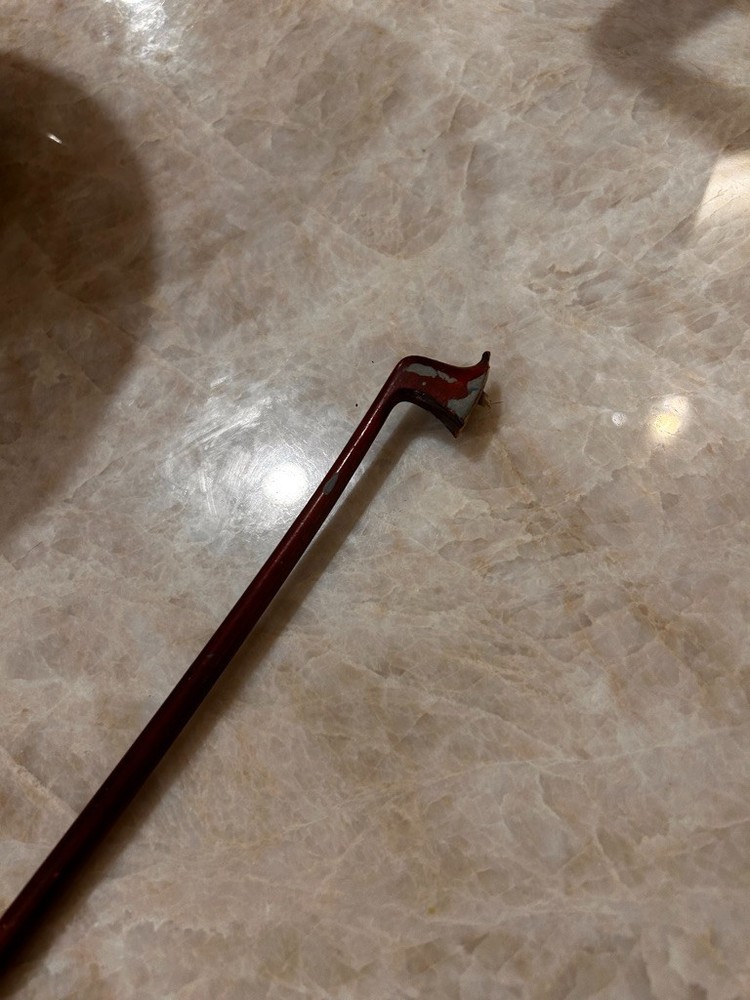 violin bow with mark