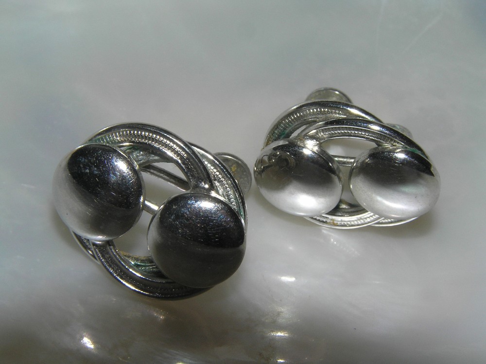 Vintage Interlocking Open Circles w Two Shiny Solid Silvertone Disks Screwback