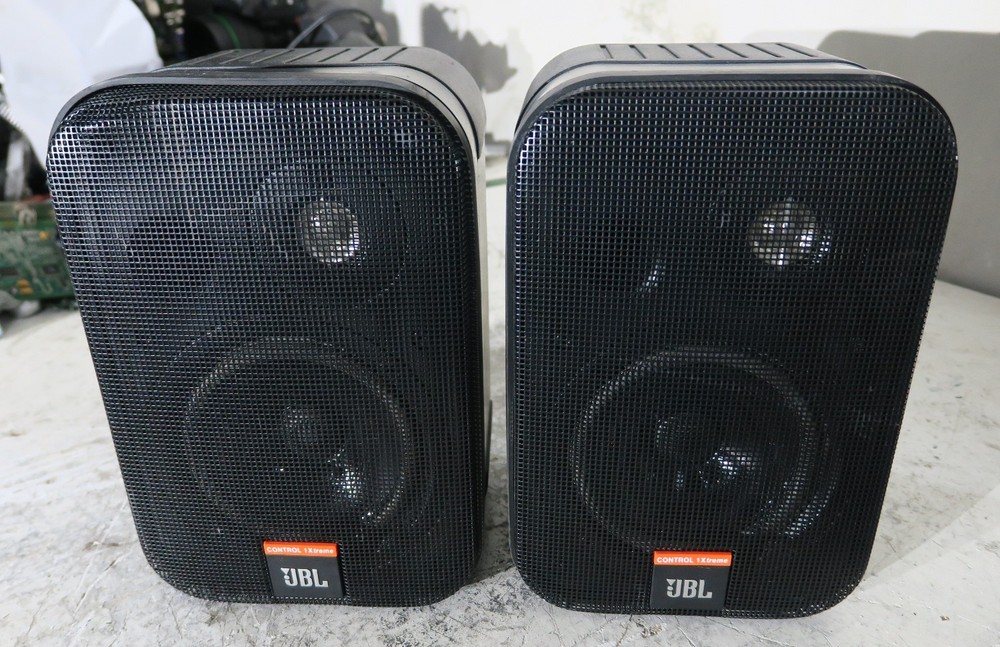 Pair of jbl speakers control 1x