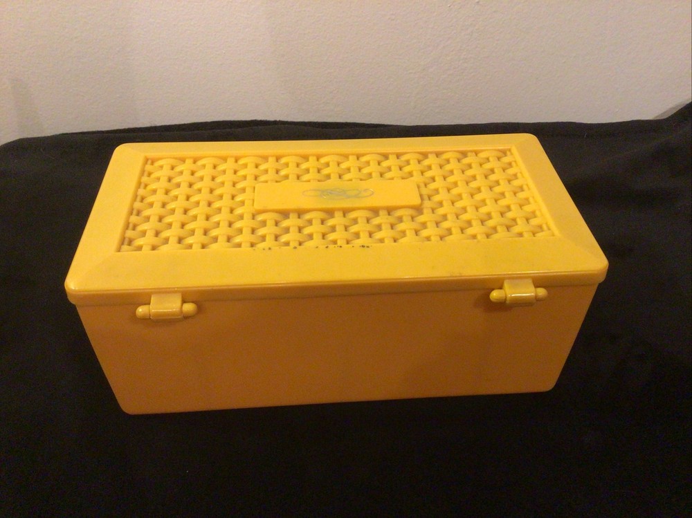 Vintage Plastic Sewing Caddy with Magnetic Needle Holder No Handle