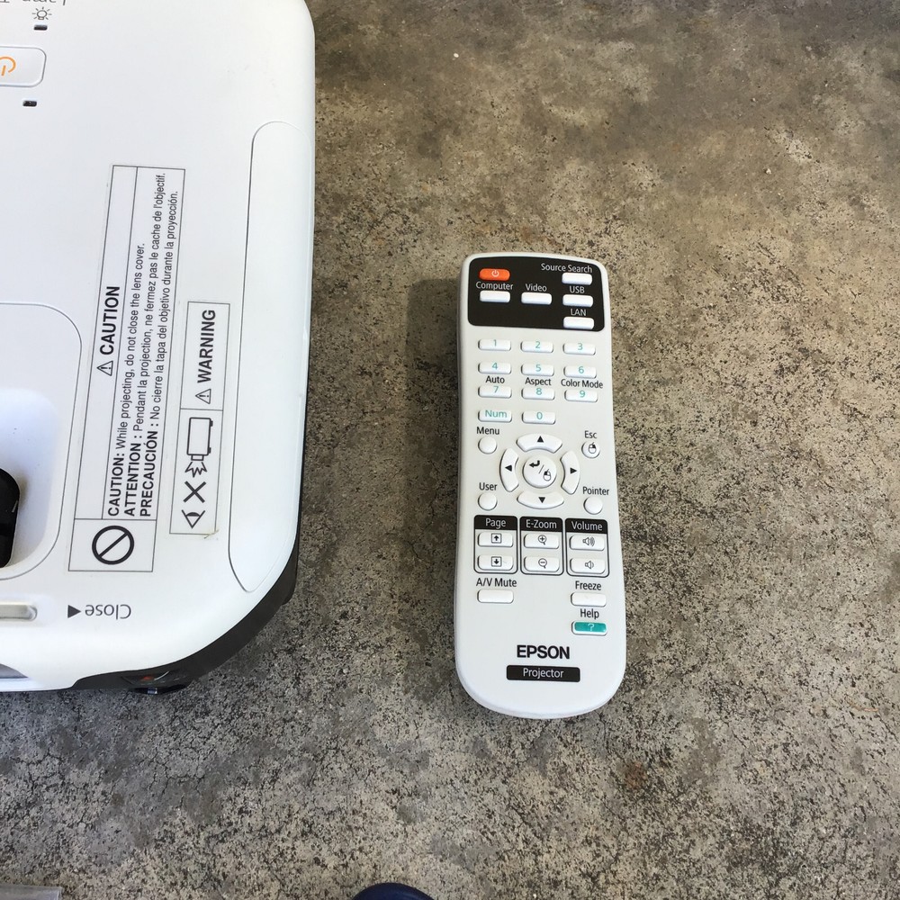 Epson VS310 Model: H432A LCD Projector w/ Remote, Cables, Manual, CD