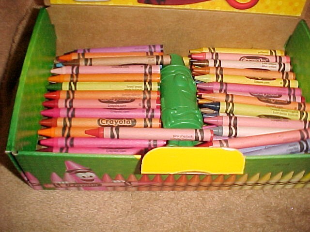 BOX OF 120 DIFFERENT CRAYOLA CRAYONS + BOX + SHARPENER ****