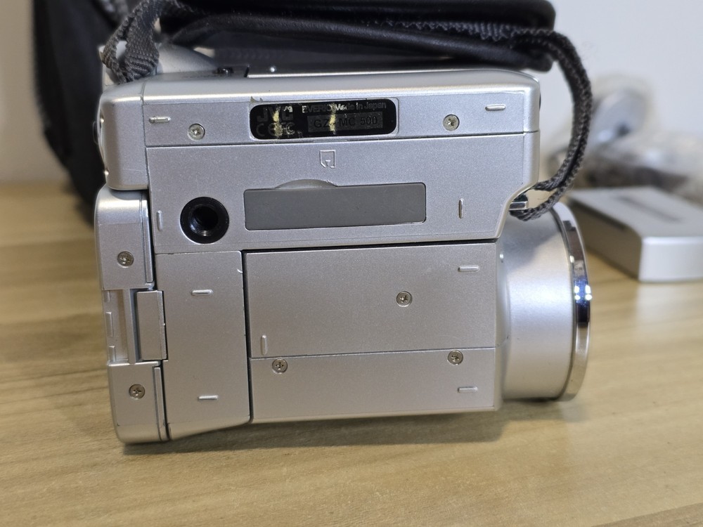 JVC Camcorder. Mini DV7 11 Mega Pixel Enhanced 4x Digital Zoom + Case.